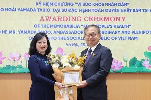 Bộ trưởng Đào Hồng Lan trao tặng Kỷ niệm chương 'Vì sức khỏe nhân dân' cho Đại sứ Nhật Bản tại Việt Nam