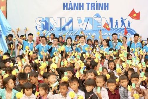 Điện Biên: Nhiều hoạt động an sinh xã hội ý nghĩa dành cho thiếu nhi Mường Nhé