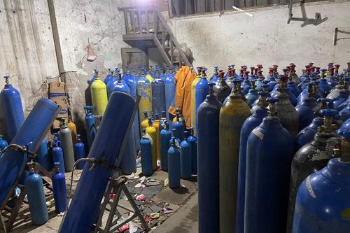 Đột kích kho chứa 'khí cười' lớn tại ngõ Lạc Nghiệp