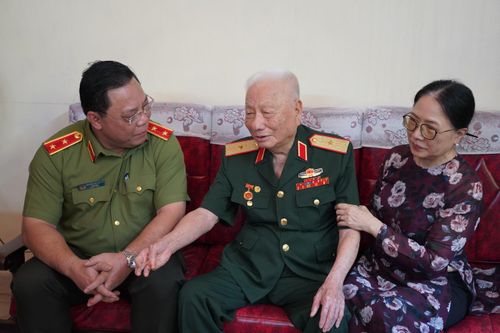 Tri ân Anh hùng liệt sỹ, Mẹ Việt Nam anh hùng và cán bộ lão thành Cách mạng