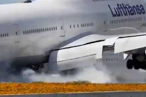 Máy bay Boeing 747 chở 326 hành khách 'nhảy cóc' trên đường băng khi hạ cánh