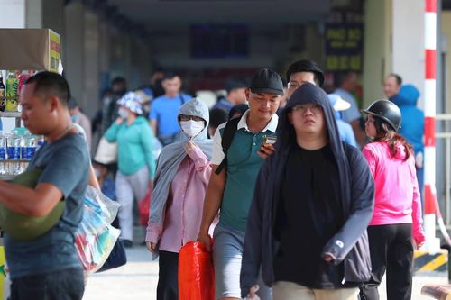 Hà Nội: Người dân đổ ra bến xe về quê dịp nghỉ lễ 30/4, 1/5