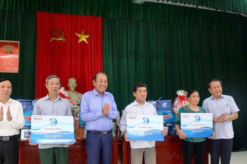 Thanh Hóa: Chương trình 'Cùng ngư dân thắp sáng đèn trên biển'