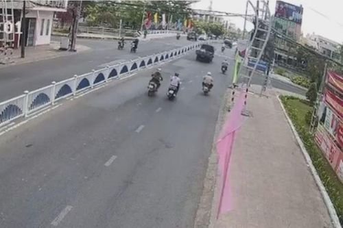 Gã đàn ông tấn công, đạp đổ xe nhiều phụ nữ trên đường