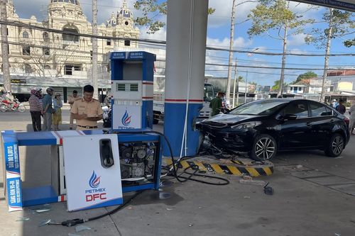 Ô tô mất lái húc đổ trụ bơm xăng ở Đồng Tháp