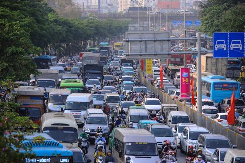 Người dân Thủ đô chen chân về quê nghỉ lễ dưới cái nóng 36 độ C