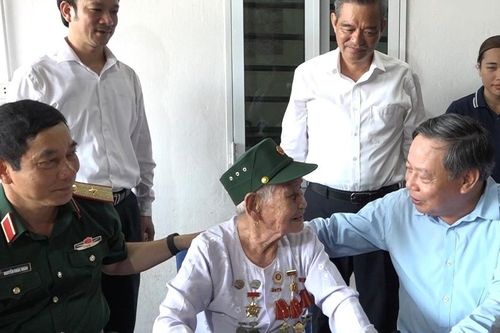Lãnh đạo TP Hà Nội thăm, tặng quà thân nhân liệt sĩ, chiến sĩ Điện Biên