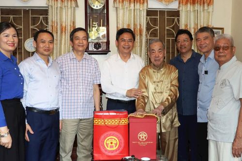 Lãnh đạo TP thăm các gia đình chính sách, chiến sĩ Điện Biên tại Phú Xuyên