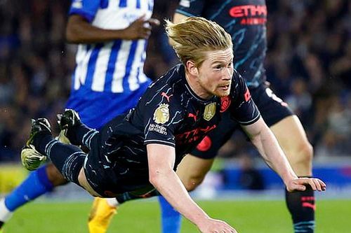 Kevin De Bruyne tái hiện siêu phẩm 'Hà Lan bay' của Van Persie, khiến dân mạng phải ngả mũ