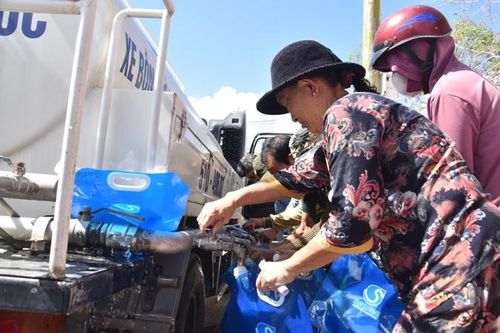 Tổng Công ty Cấp nước Sài Gòn hỗ trợ nước sạch cho bà con huyện Tân Phú Đông