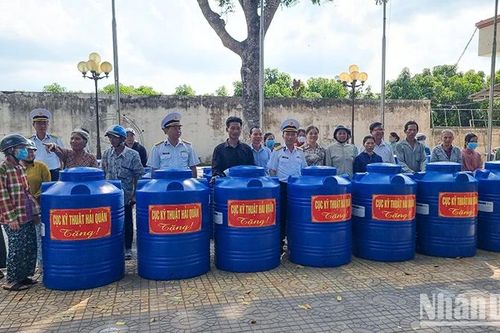 Cục Kỹ thuật Hải quân trao bồn chứa nước tặng người dân vùng hạn, mặn ở Vĩnh Long