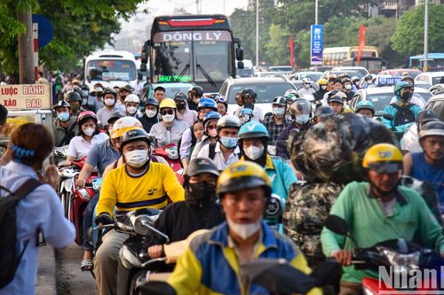 Người dân rời Hà Nội về quê nghỉ lễ, các cửa ngõ ùn tắc