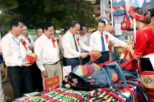Khai mạc chương trình trưng bày, giới thiệu sản phẩm du lịch, làng nghề Tuyên Quang năm 2024