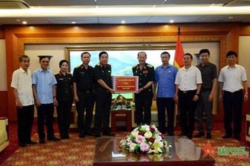 Trung tướng Nguyễn Văn Gấu thăm, chúc mừng Trung ương Hội Cựu chiến binh Việt Nam