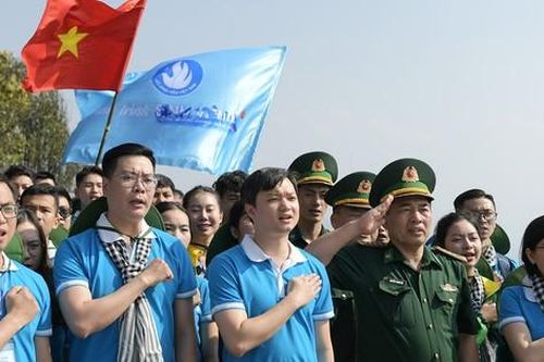 Sinh viên hát quốc ca tại điểm cực Tây của Tổ quốc