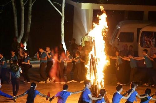 Sinh viên giao lưu lửa trại với chiến sĩ Đồn Biên phòng A Pa Chải