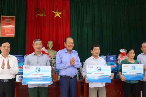 Chương trình 'Cùng ngư dân thắp sáng đèn trên biển' trao quà cho ngư dân Thanh Hóa