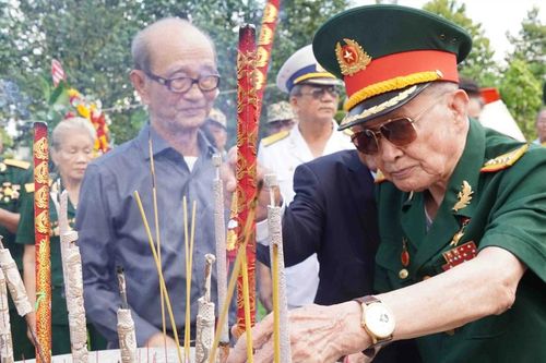 Dâng hương tưởng niệm các liệt sĩ hy sinh tại cầu Rạch Chiếc