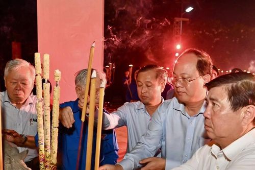 Thắp hàng ngàn ngọn nến tri ân các anh hùng liệt sĩ