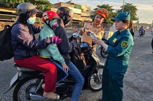 Dòng người về quê nghỉ lễ bỗng 'mát lòng' dưới nắng nóng 40 độ