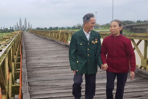Chuyện tình sắt son ở hai đầu giới tuyến và đám cưới đầu tiên qua cầu Hiền Lương