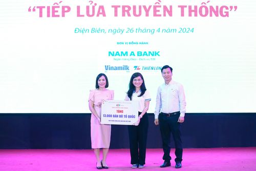 Trao 13.000 bản đồ Việt Nam cho các trường học trên cả nước