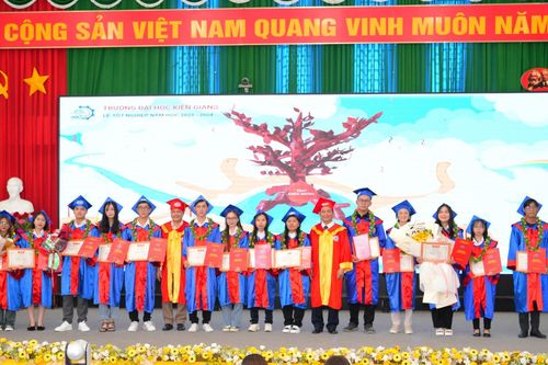Trường ĐH Kiên Giang trao bằng tốt nghiệp cho 426 tân cử nhân, kỹ sư