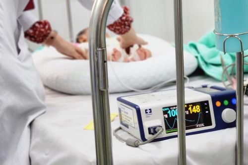 Trẻ mắc bệnh ho gà tăng, cẩn thận mầm bệnh từ người lớn