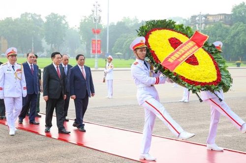 Lãnh đạo Đảng, Nhà nước vào Lăng viếng Chủ tịch Hồ Chí Minh nhân dịp 49 năm thống nhất đất nước