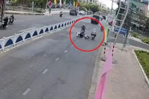 Người đàn ông nghi 'ngáo đá' đạp đổ xe nhiều phụ nữ đang đi trên đường