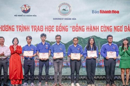 Báo Khánh Hòa thực hiện chương trình 'Đồng hành cùng ngư dân'