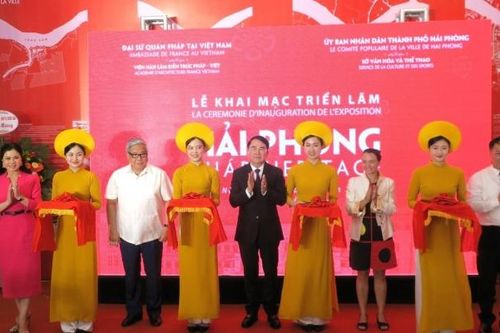 Du khách thưởng lãm 65 bộ ảnh về Thành phố Hải Phòng tại Hà Nội