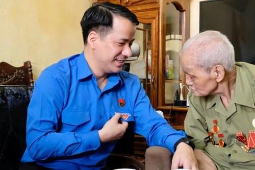 Bí thư T.Ư Đoàn Ngô Văn Cương thăm, tặng quà các chiến sĩ Điện Biên