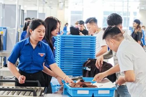 Bên trong sân bay Tân Sơn Nhất thời điểm 'khởi động' kỳ nghỉ lễ 5 ngày