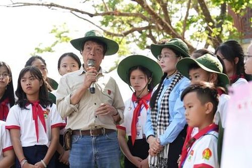 Con trai Đại tướng Võ Nguyên Giáp nói chuyện với thiếu nhi về Chiến thắng Điện Biên Phủ