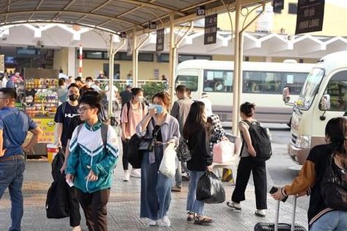 Bến xe ở Hà Nội 'nóng' trước ngày nghỉ lễ 30/4 - 1/5
