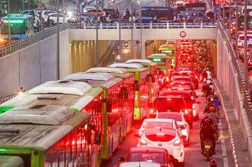 Xe buýt 'chôn chân', ô tô nhích từng chút giữa cơn tắc đường ở Hà Nội trước ngày nghỉ lễ