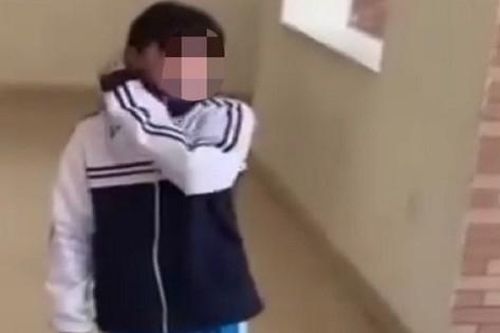 Nữ sinh ở Đông Hà bị đánh hội đồng, bắt quỳ giữa nhà văn hóa