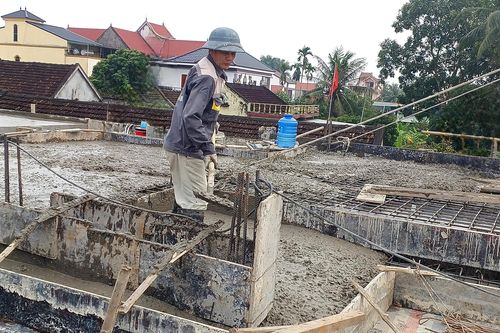 Vất vả mưu sinh với nghề đổ bê tông