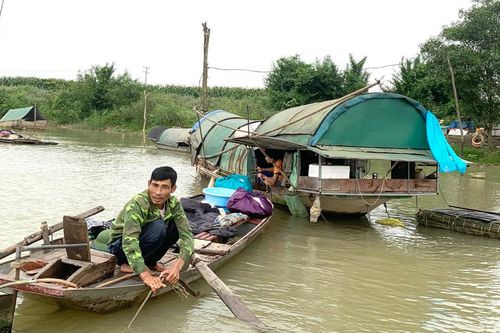 Ước mơ 3 đời của gia đình sống trong 'căn nhà' hơn 10m2 trên sông Lam