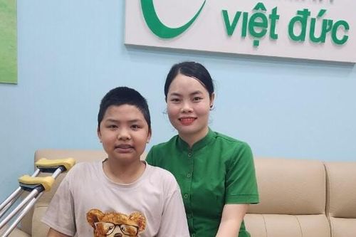 Báo VietNamNet trao gần 50 triệu đồng đến 2 hoàn cảnh khó khăn