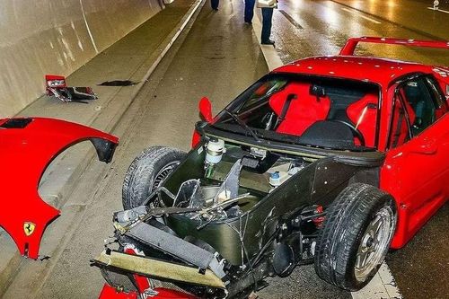 Siêu xe Ferrari F40 cực hiếm giá 82 tỷ nát đầu sau khi nhân viên 24 tuổi cầm lái