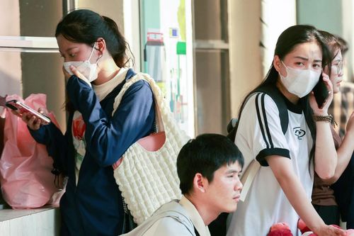 Người dân lỉnh kỉnh đồ đạc, ra bến tìm xe khách về quê nghỉ lễ 30/4