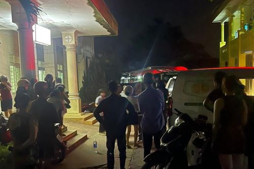 Sau bữa cơm tối, mẹ bàng hoàng phát hiện 2 con nhỏ tử vong dưới hồ cá