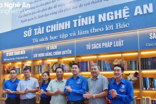 Chi đoàn Sở Tài chính Nghệ An ra mắt 'Tủ sách học tập và làm theo lời Bác'