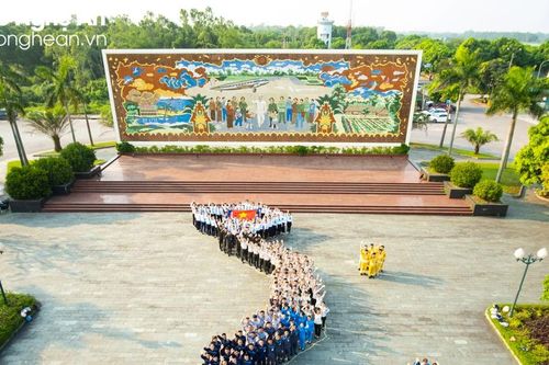 Cảng hàng không quốc tế Vinh xếp hình bản đồ Việt Nam chào mừng các ngày lễ lớn