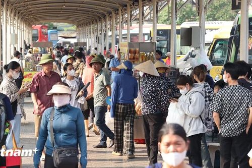Các bến xe, sân bay đông đúc người dân 'rời đô' về quê dịp nghỉ lễ 30/4-5