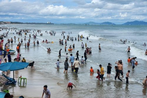 Du lịch dịp lễ 30/4 -1/5: Du khách ưu tiên chọn đi đường bộ, nhiều điểm đến kín chỗ