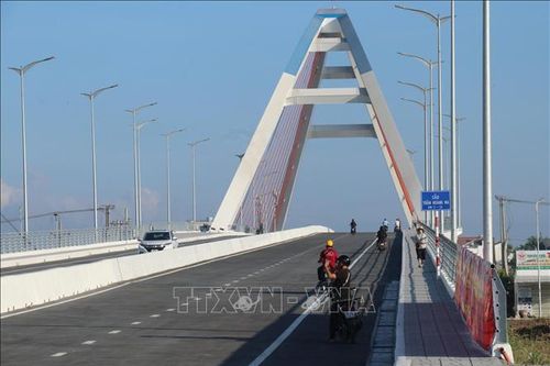 Thông xe cầu Trần Hoàng Na qua sông Cần Thơ