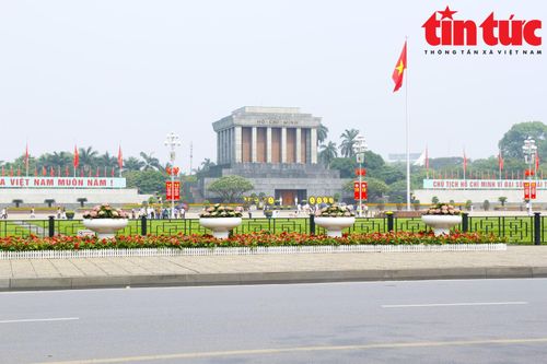 Đường phố Hà Nội rực rỡ cờ hoa dịp lễ 30/4 - 1/5